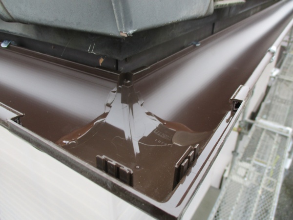 軒樋を９０度に繋ぎました