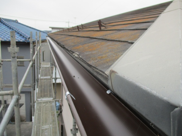 軒樋の取り付けが終了しました