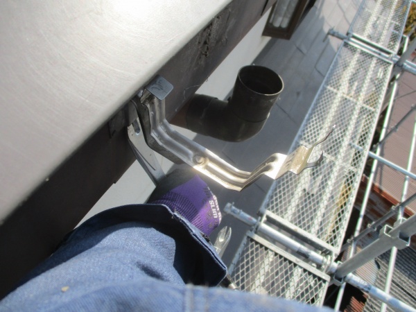 軒樋金具の撤去中です