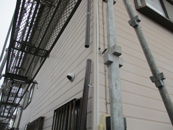 縦樋を繋ぎました