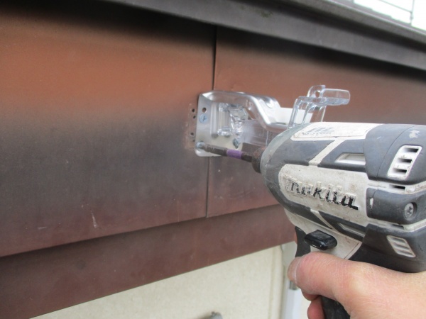 新規の軒樋金具を取り付けました