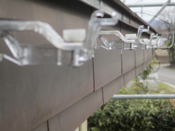 軒樋金具の取り付けが終了しました