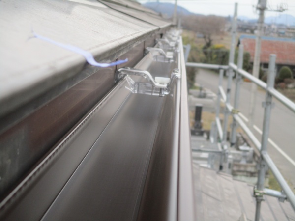 軒樋を取り付けました