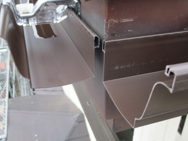 軒樋を９０度に繋ぎます