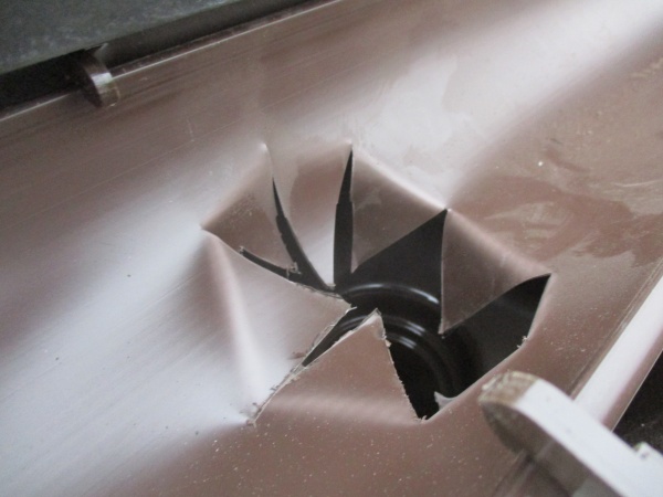 排水穴を開けました