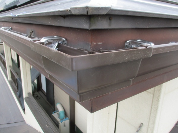 軒樋を９０度に繋ぎました