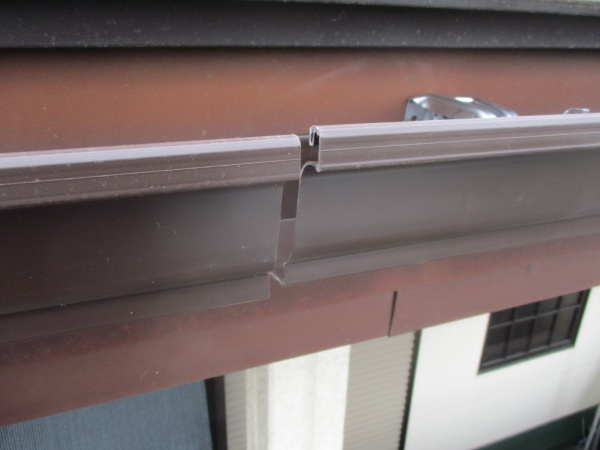 軒樋同士を繋ぎます