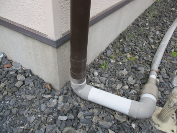 縦樋を排水管に繋ぎました
