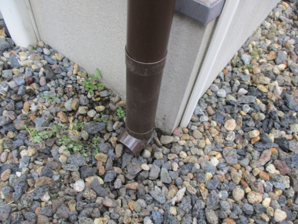 縦樋にエルボーを取り付けました