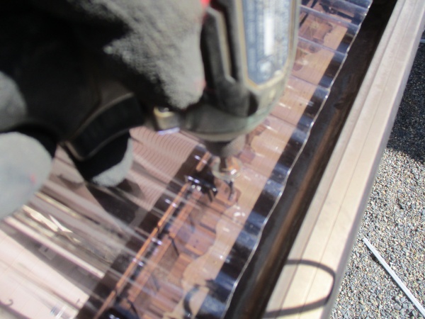 波板にフック穴を開けました