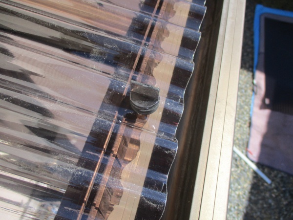 フックで波板を固定しました