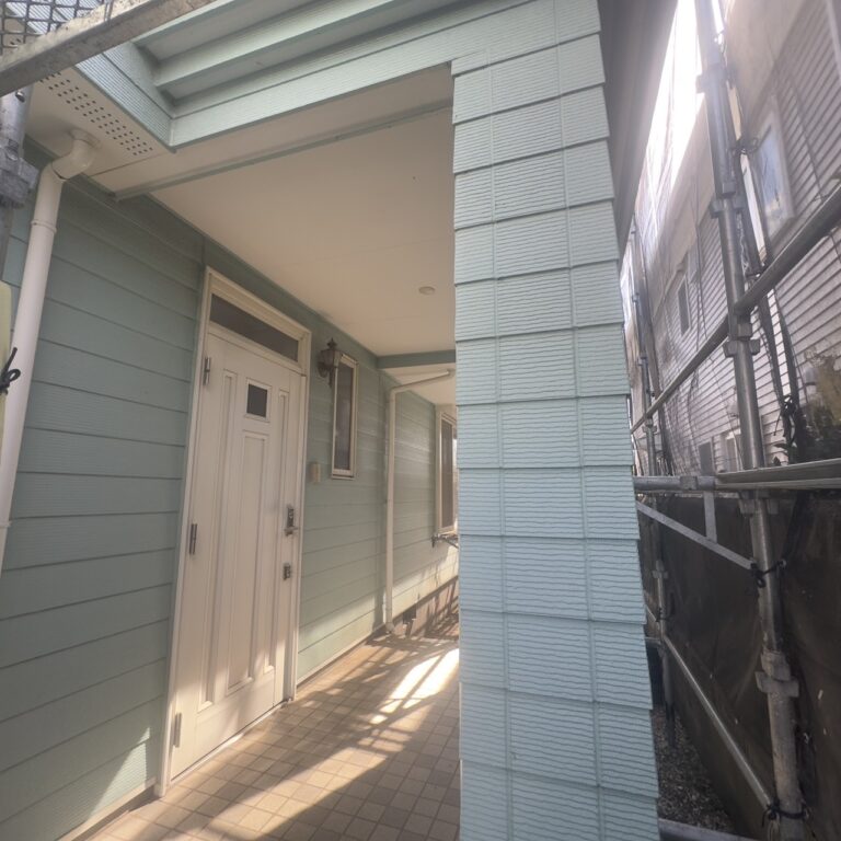 玄関回りの外壁と軒天の状態