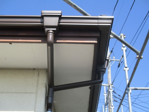 呼び樋を２本ｐ管に納めました