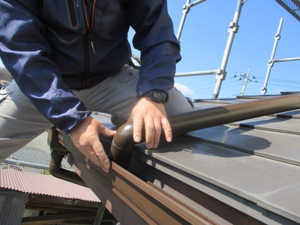 這い樋を取り付け中です