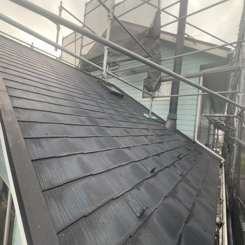 洗浄後の下屋根の状態です