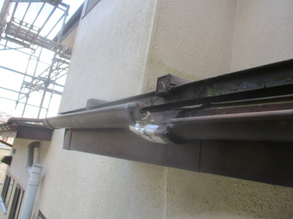 軒天の破損箇所です