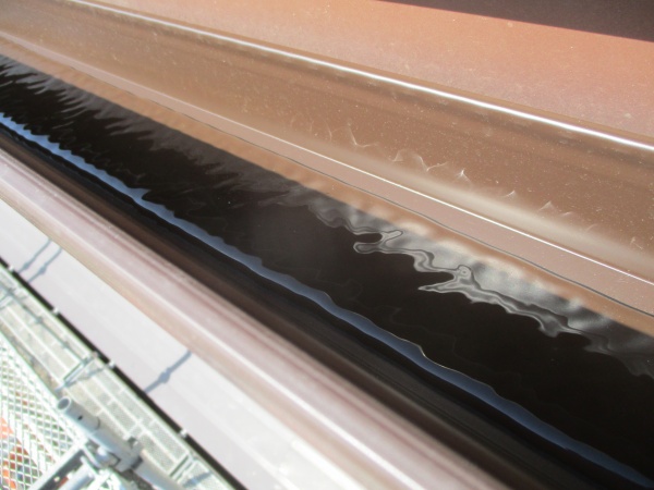 排水検査中の軒樋の中です