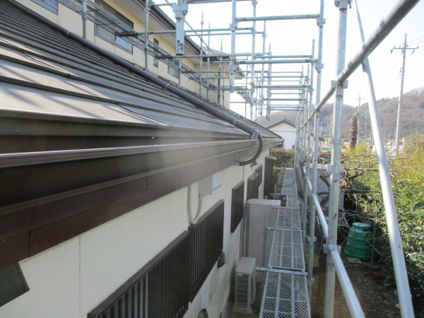 太陽光発電のケーブルの中を通して取り付けました