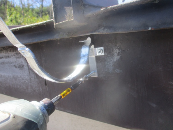 軒樋金具の取り付け中です