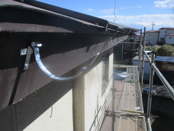 軒樋金具の取り付けが終了しました