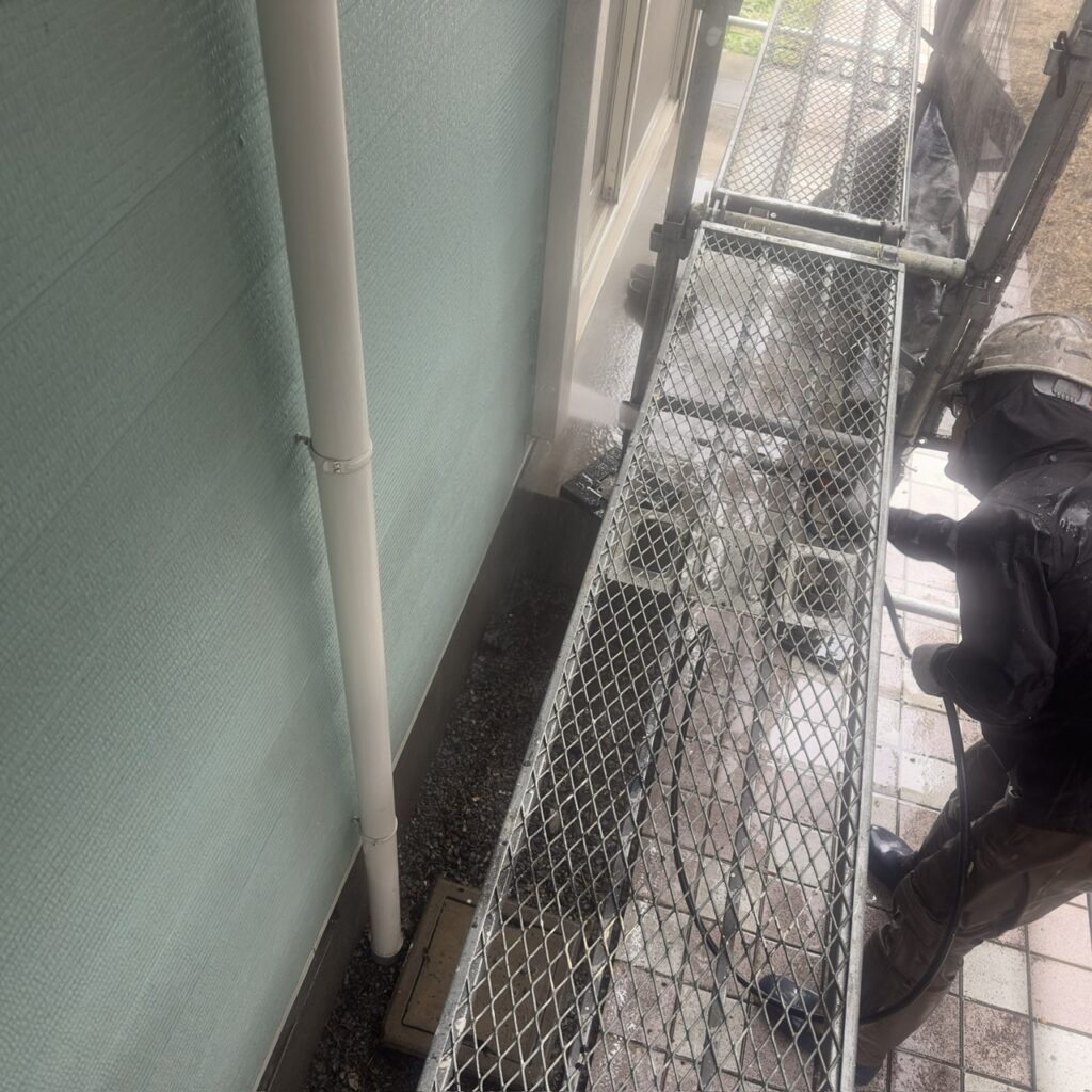 外壁の洗浄中です