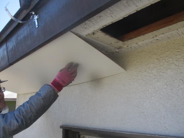 軒天を重ね貼り中です