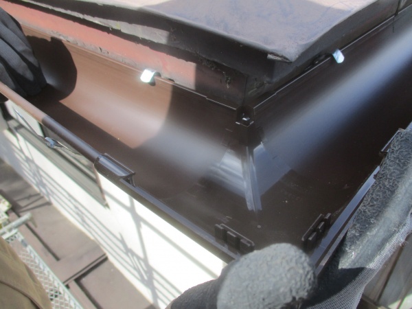 軒樋を９０度に繋ぎました