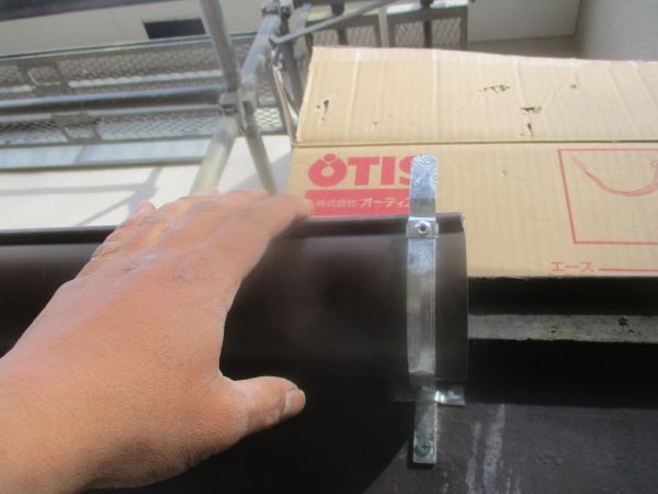 軒樋を突合せで繋ぎます