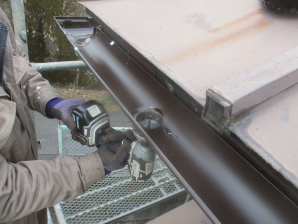 軒樋に排水穴を開けました