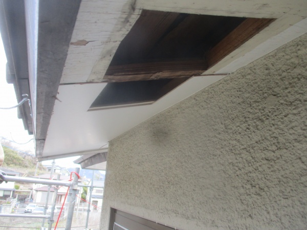 軒天材の排気口を加工して取り付けました