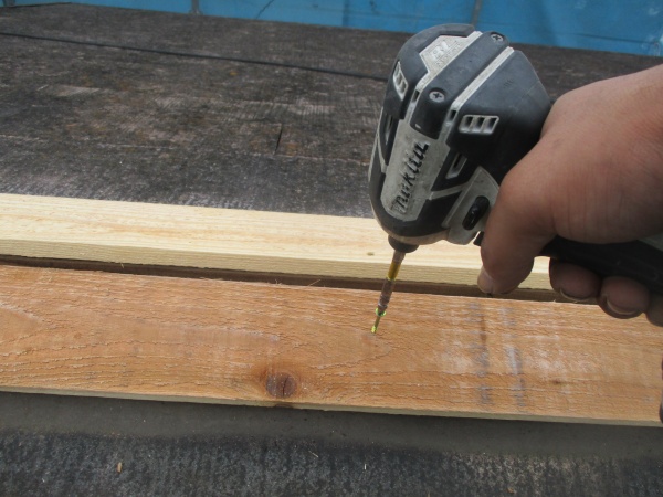 貫き板を取り付けました