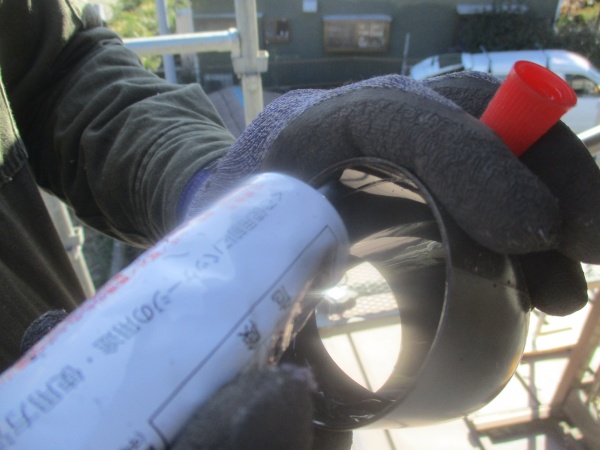 エルボーにボンドを塗布しました