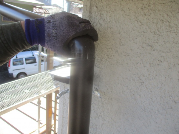 エルボーと縦樋を繋ぎました