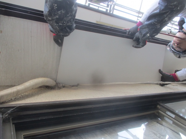 軒天の重ね貼り中です