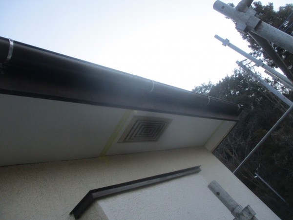 化粧ベニアの目地に養生をしました