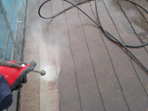 軒先側から高圧洗浄中です