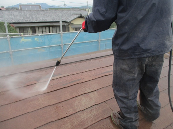 棟の高圧洗浄中です