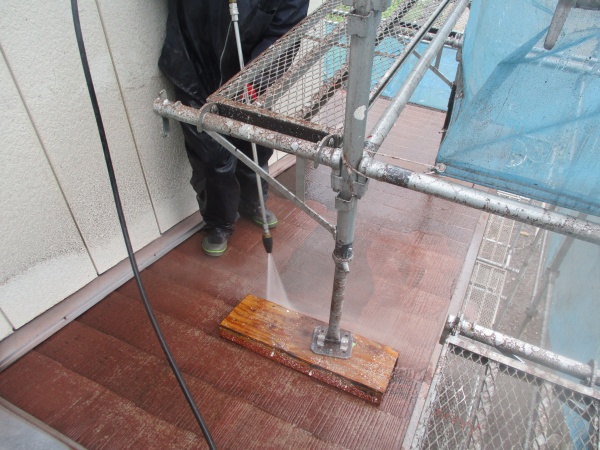 下屋根の高圧洗浄中です