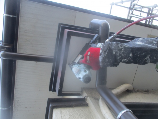 軒天材を固定中です