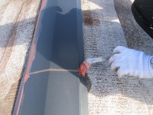 棟板金にさび止め塗装をしました