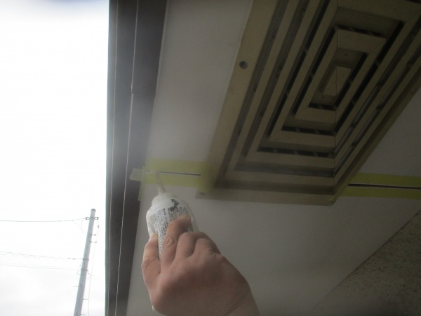 目地にパテを塗布しました