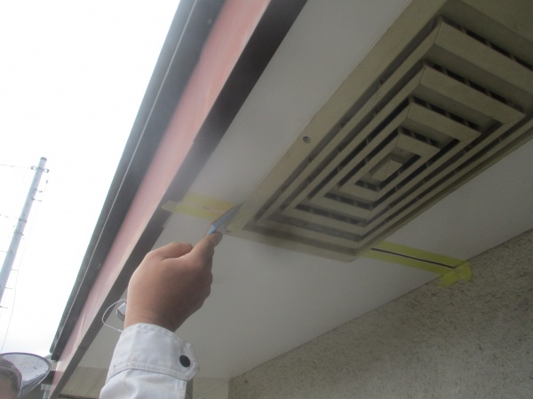 軒天材目地にパテ中です