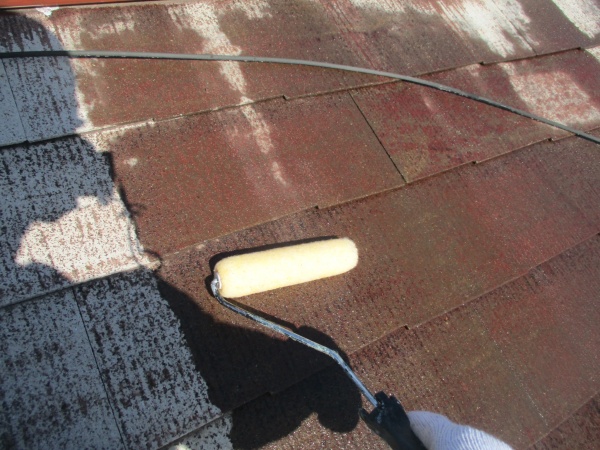 コロニアル屋根の下塗り中です