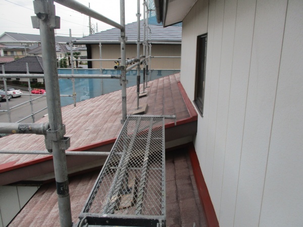 １階屋根の下塗りが終了しました