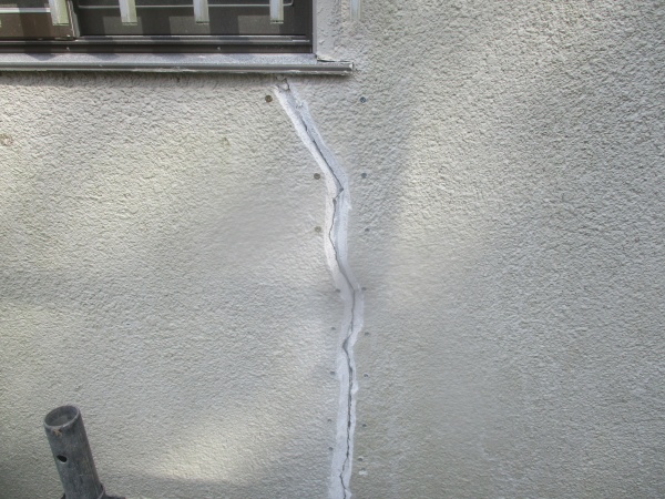 外壁のひびにビスを打ちました