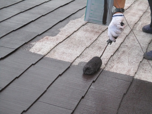 コロニアル屋根の中塗り中です