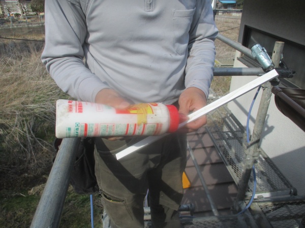 回り縁にボンドを塗布しました