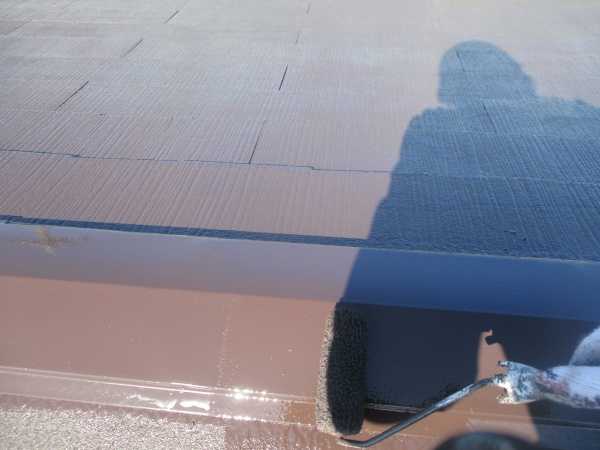 棟板金の上塗り中です