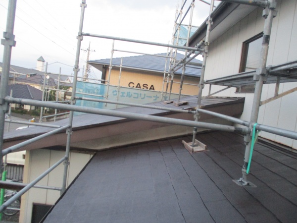 １階屋根の中塗りが終了しました