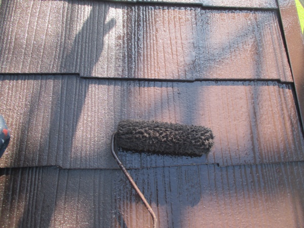 １階屋根の上塗りローラー塗装中です